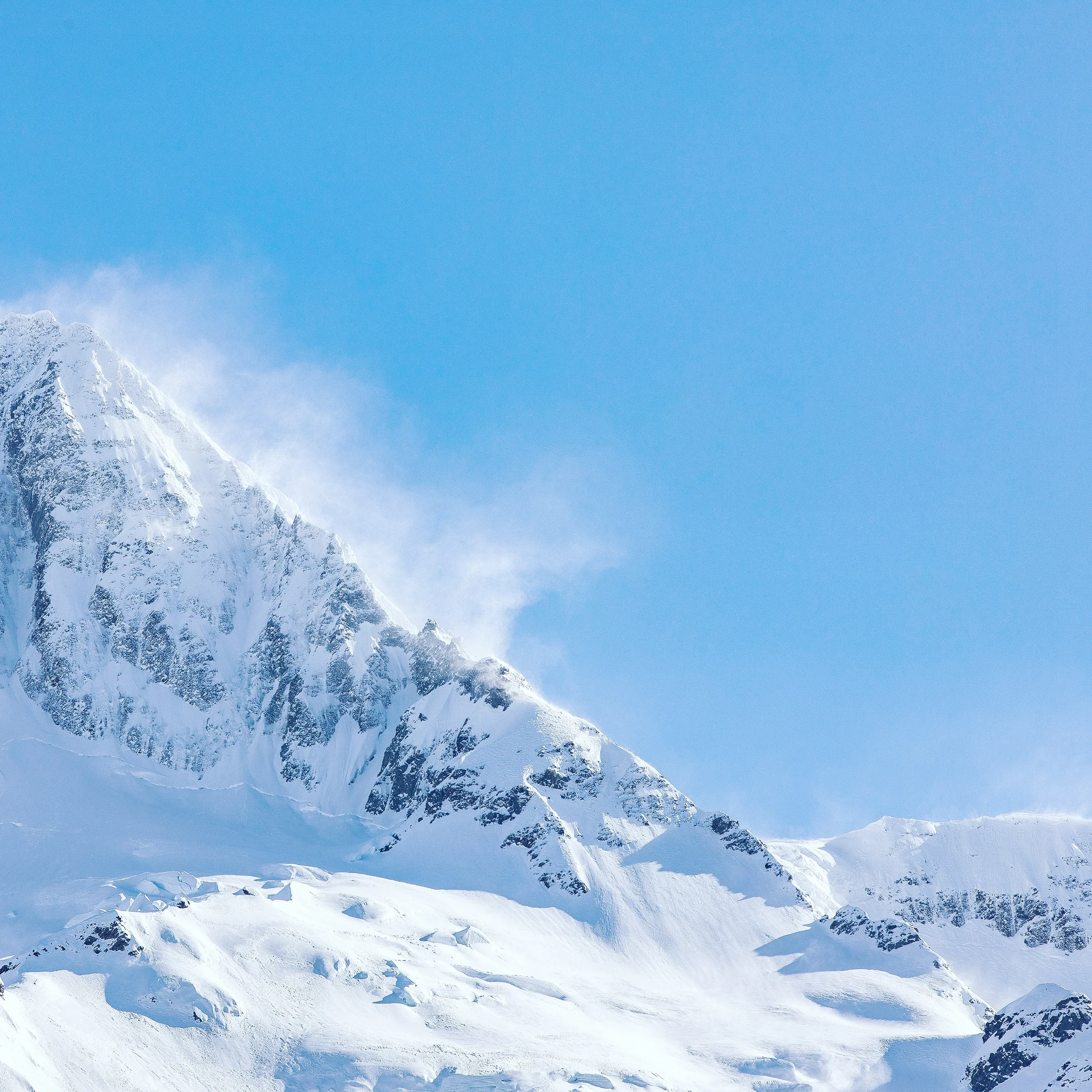 近距离的库克山雪峰