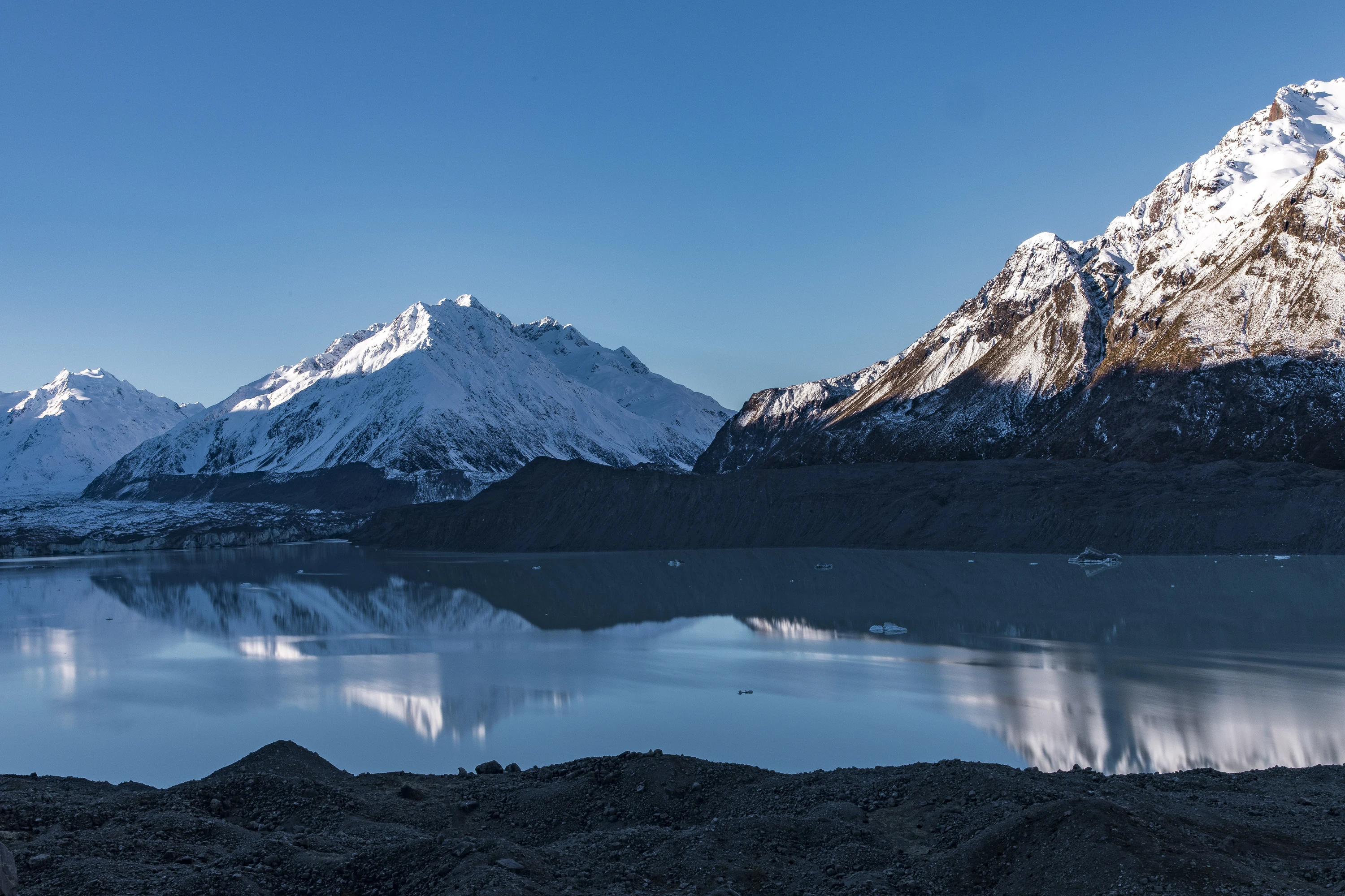 库克山雪峰与冰川湖倒影